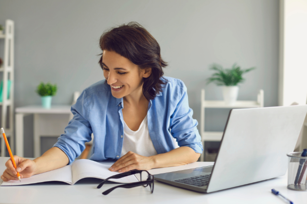 Imagem mostrando satisfação do cliente sorrindo com a consultoria